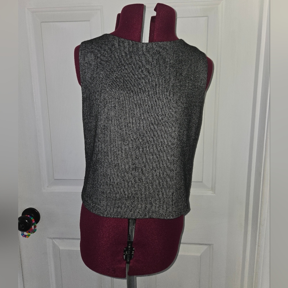 Alice + Olivia Gray Sleeveless Herringbone Business Casual Top